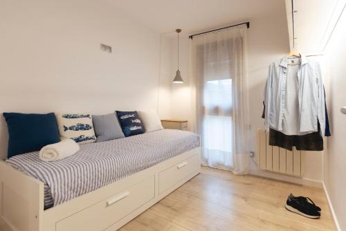una camera con letto e lenzuola bianche e blu di Bravissimo La Mora a Girona