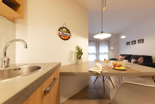 ジローナにあるBravissimo La Mora, beautiful and spaciousのキッチン(シンク、テーブル、食べ物付)