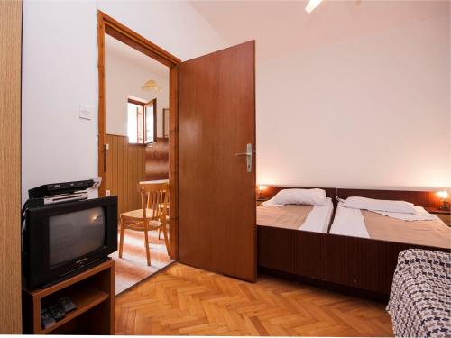 En eller flere senge i et værelse på Apartment Bajan 545