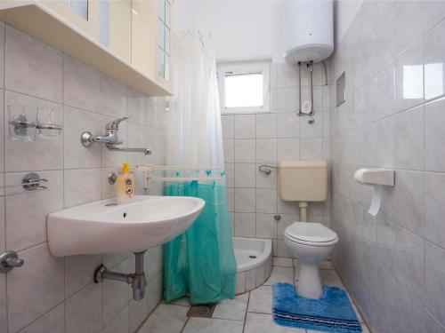 Ένα μπάνιο στο Apartment Bajan 545