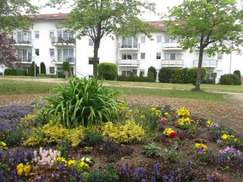 a garden in front of a building with flowers at Ferienwohnungen an der Therme in Bad Rodach