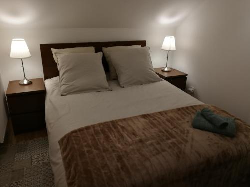 サン・ジェルヴェ・レ・バンにあるLe Balcon des Aravisのベッドルーム1室(大型ベッド1台、ランプ2つ付)