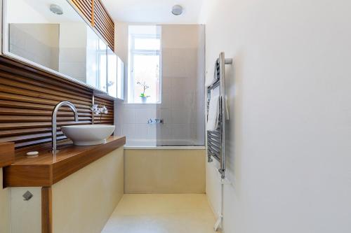 een badkamer met een wastafel en een wastafel bij Camden City Living in Londen