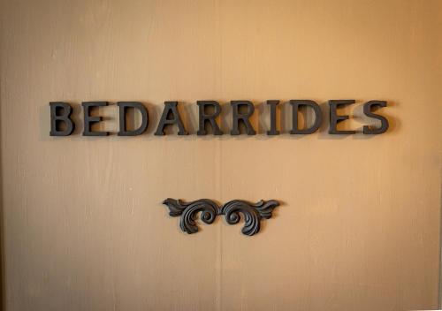 a sign on a wall with the word bedardles at Abacard Home Chambre d'Hôtes adult only in Roquemaure