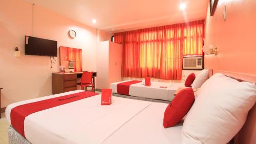 A bed or beds in a room at RedDoorz Plus @ Chinatown Binondo