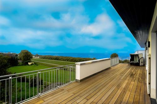 a balcony with a view of the ocean at Ostseedomizil La Mer in Börgerende-Rethwisch