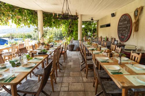 A restaurant or other place to eat at Sipos Borház és Vendégház