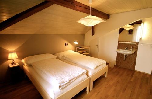 Postel nebo postele na pokoji v ubytování Gasthaus Schlosshalde