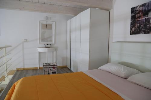 Un pat sau paturi într-o cameră la Appartamenti Laura Wi-fi