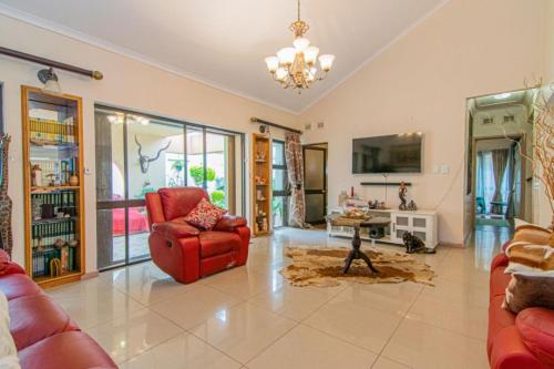 Телевизор и/или развлекательный центр в La-Peng Guest House