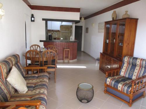 sala de estar con sofá y mesa en Dona Ana Beach - Dream Flat en Lagos