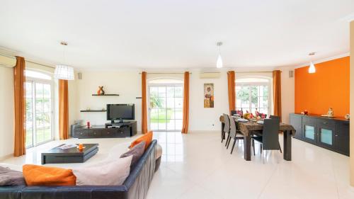 Μια τηλεόραση ή/και κέντρο ψυχαγωγίας στο Villa Imagine by Algarve Vacation