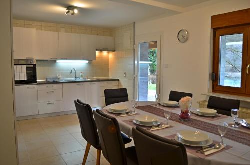 una cucina e una sala da pranzo con tavolo e sedie di Ozalj , Karlovačka Županija ,Cijela kuća za odmor Lucija a Ozalj