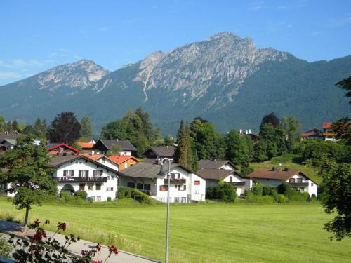 un villaggio con case e montagne sullo sfondo di Haus Seerose a Bayerisch Gmain