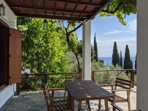 Agii SarantaにあるDaria's Home - Seaview Tranquility & Relaxationの眺めの良いポーチ(テーブル、椅子付)