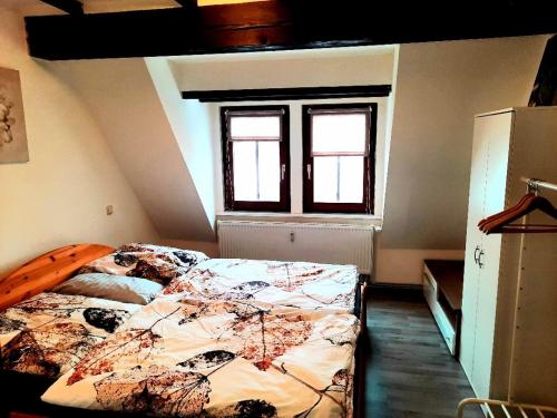 - une chambre avec un lit et une fenêtre dans l'établissement Lenzenhof anno 1720 II, à Schotten