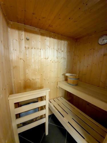 a wooden cabin with a bench and a shelf at Walensee House & Apartments in Unterterzen