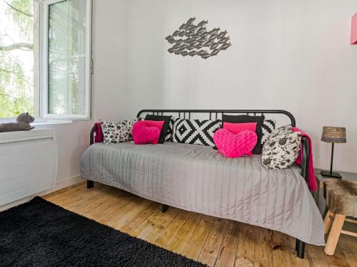 - une chambre avec un lit doté d'oreillers roses et noirs dans l'établissement Apartment in Isigny near Cotentin Marshes, à Isigny-sur-Mer
