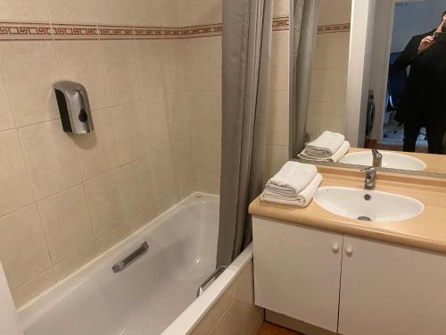 bagno con lavandino e vasca di Appartement La defense a Puteaux