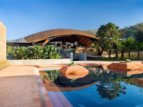 un complejo con una piscina de agua y un pabellón en Veranda High Resort Chiang Mai - MGallery, en Hang Dong