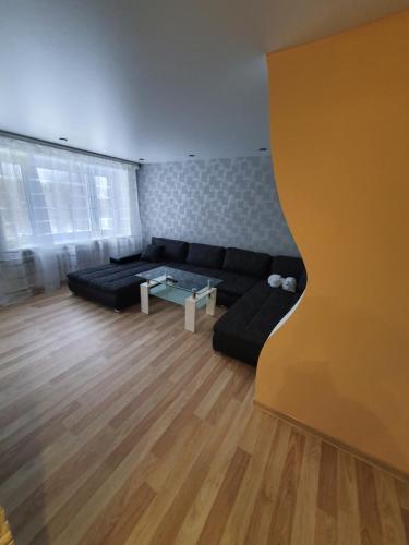a living room with a couch and a table at Kreenholm apartments in Narva