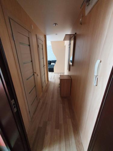 einen Flur mit zwei Türen und Holzboden in der Unterkunft Kreenholm apartments in Narva