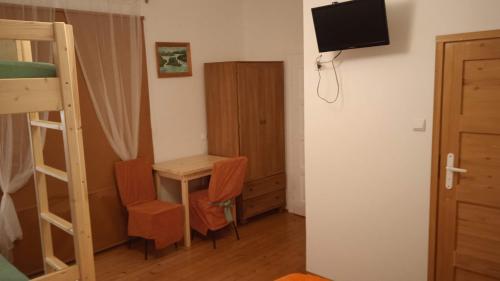 a room with a desk and a bunk bed at Królówka in Maków Podhalański