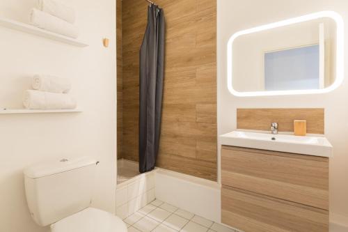 une salle de bain avec toilettes et lavabo dans l'établissement DIFY Charme - Bord du Rhone, à Lyon