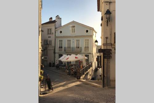 vista su una strada con edifici e ombrellone di Casa da Carqueja 1 a Coimbra