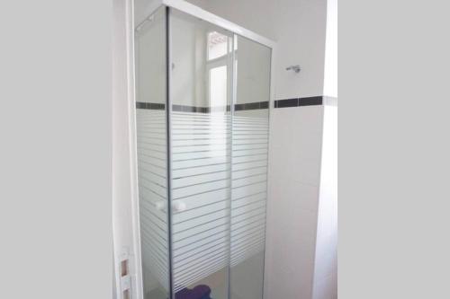 box doccia in vetro in una camera bianca di Casa da Carqueja 1 a Coimbra