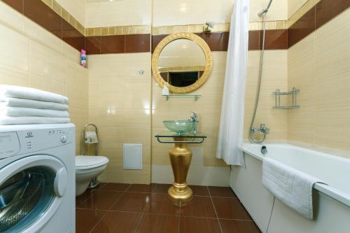 A bathroom at Alma Apartments