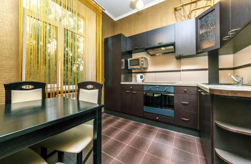 A kitchen or kitchenette at Alma Apartments