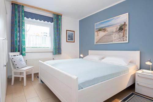 Un dormitorio con una gran cama blanca y una ventana en Am Ganterhals 13 Wohnung 1, en Dahme