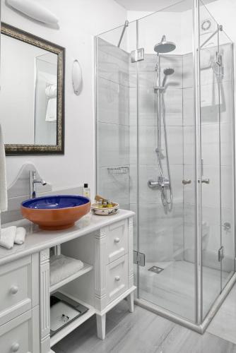 een badkamer met een glazen douche en een wastafel bij Nexthouse Pera Hotel in Istanbul