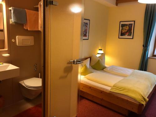 Koupelna v ubytování Hotel Waltraud Garni