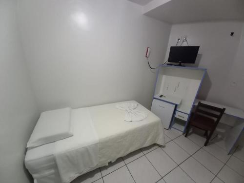 a bedroom with a bed and a desk and a chair at Hamara Soft Hotel 1 in Altamira
