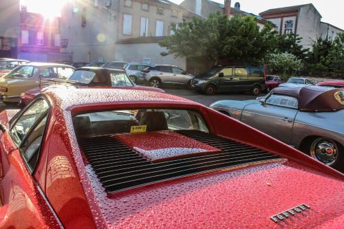 un coche rojo con su capucha abierta en un estacionamiento en Hostellerie Du Grand Saint Antoine en Albi