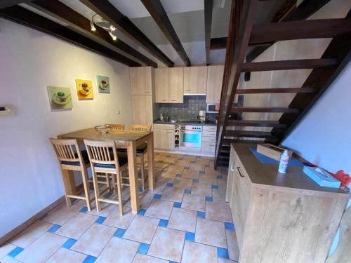 - une cuisine avec une table et des chaises dans la chambre dans l'établissement Ferienhaus Jüngling, à Wimbach