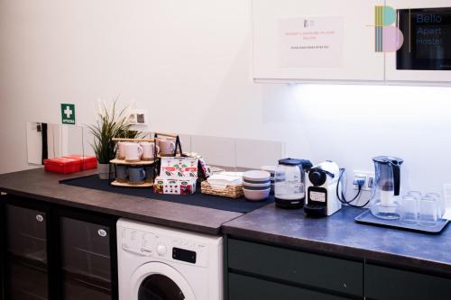 un comptoir de cuisine avec un lave-linge et un lave-linge dans l'établissement Kapsuły Bello ApartHostel, à Varsovie