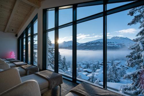 ケーニヒスライテンにあるURSPRUNG Panorama Hotel Königsleitenの雪山の景色を望む客室