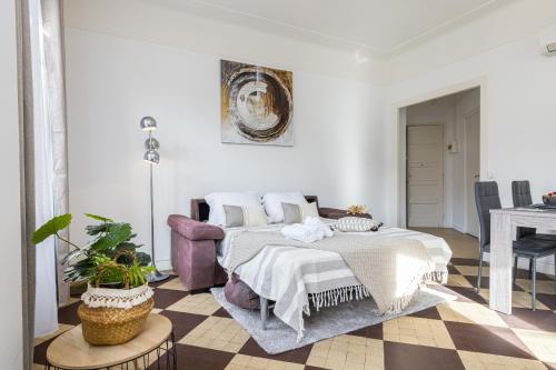 een slaapkamer met een bed en een tafel bij FEEL HOME - DE GAULLE - Villefranche-sur-Mer in Villefranche-sur-Mer