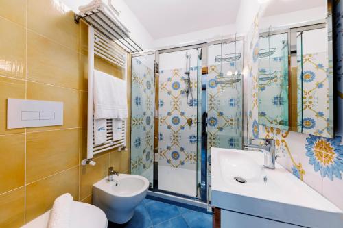 ein Bad mit einem Waschbecken, einem WC und einer Dusche in der Unterkunft A casa di Nonna Marianna in Ravello