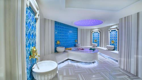 فندق بيتهوفن بريميوم في إسطنبول: حمام مع حوض ومغسلتين ومرحاض