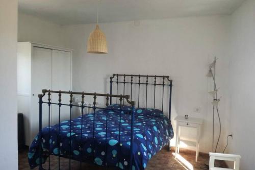 - un lit avec une couette bleue dans une chambre dans l'établissement Casa Las Laderitas B, à El Paso