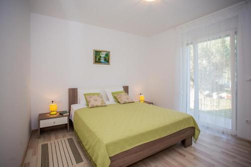 מיטה או מיטות בחדר ב-Enelani Apartments