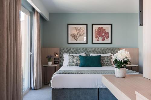 1 dormitorio con 1 cama grande y paredes azules en 123 MAINSTREET boutique hotel, en San Julián