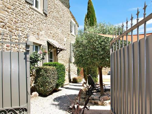 una puerta frente a una casa con una valla en Le Clos de la Tuilière, en Grignan