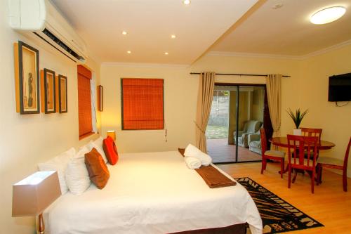 Ένα ή περισσότερα κρεβάτια σε δωμάτιο στο Virginia Forest Lodge