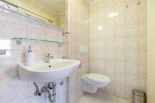 een badkamer met een wastafel en een toilet bij APARTMENT PLACA DUBROVNIK 2 in Dubrovnik