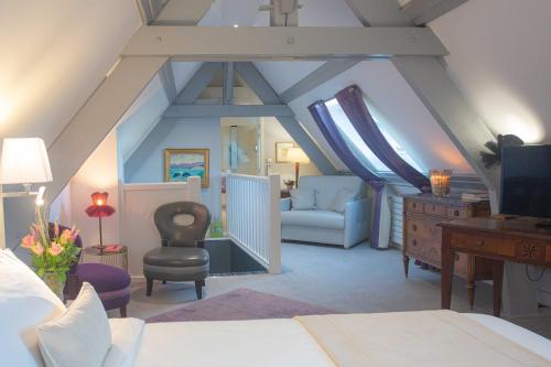 - une chambre avec un lit, un bureau et une chaise dans l'établissement Hotel Spa - Au Charme Rabelaisien, à Amboise